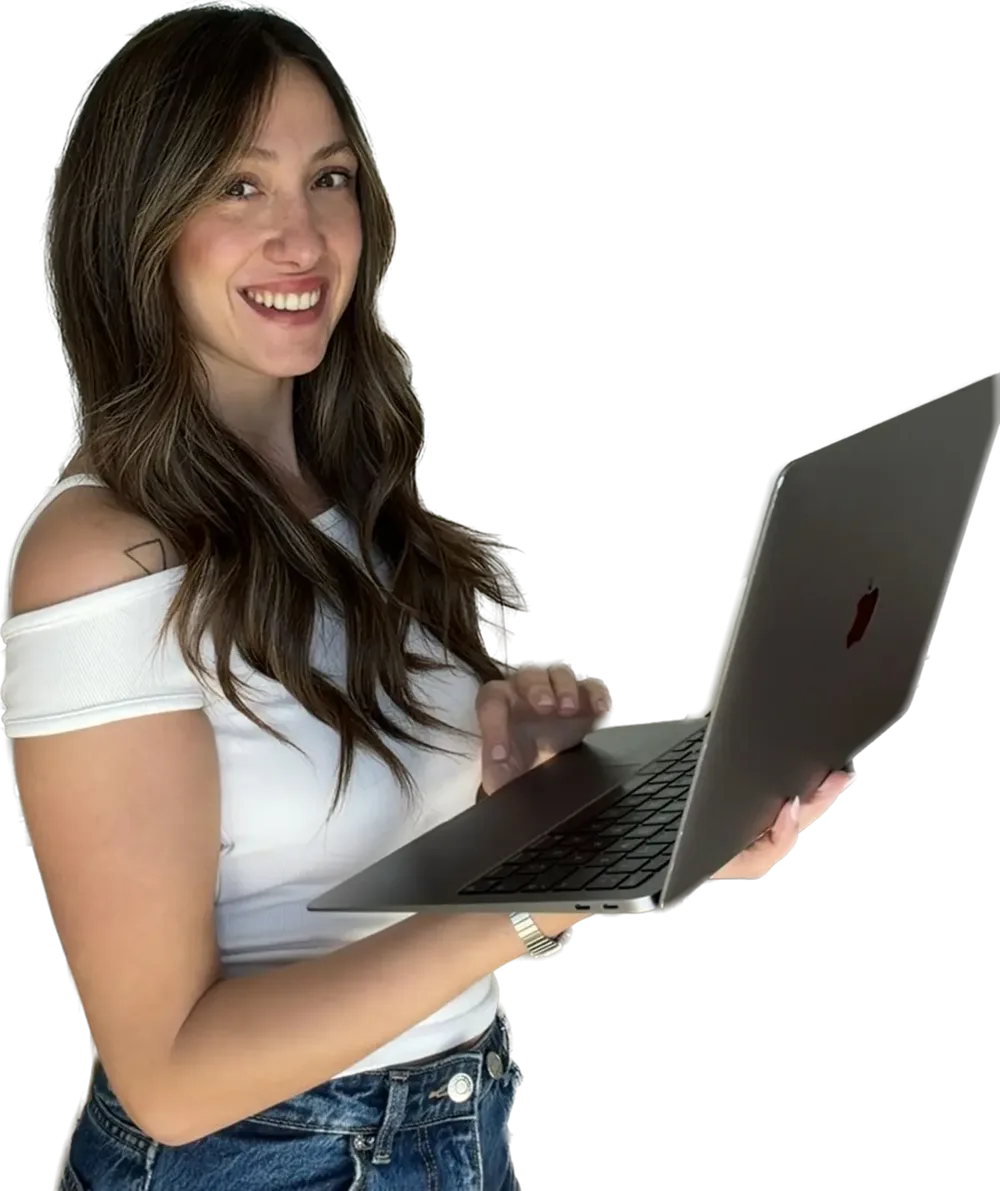 Lorena sonriendo con su portátil